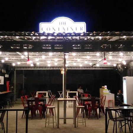 The Container Hotel Лабуан Баджо Екстериор снимка
