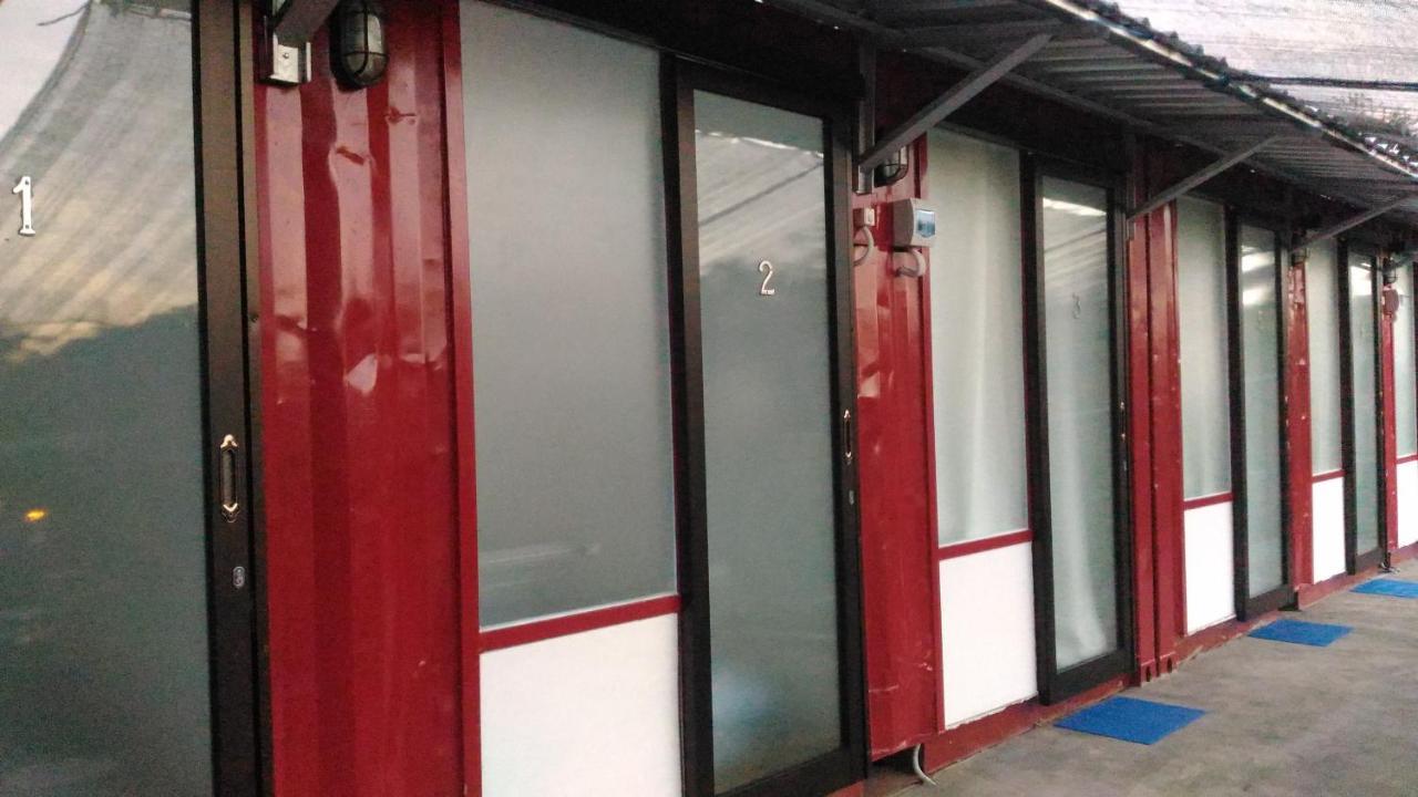 The Container Hotel Лабуан Баджо Екстериор снимка