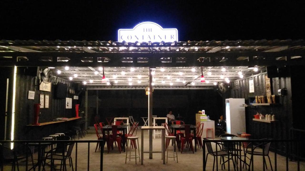 The Container Hotel Лабуан Баджо Екстериор снимка
